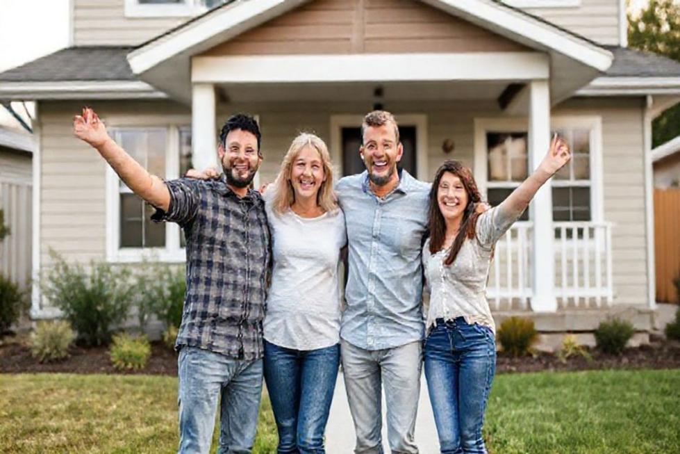 Família feliz em frente à sua nova casa